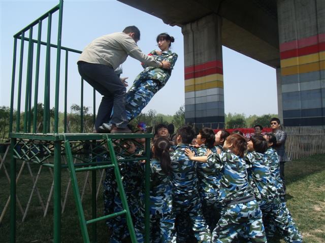 信任背摔